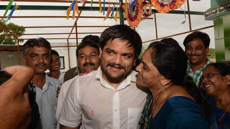 अपनी मां ऊषाबेन के साथ हार्दिक पटेल (फ़ाइल फ़ोटो) अपनी मां ऊषाबेन के साथ हार्दिक पटेल (फ़ाइल फ़ोटो)