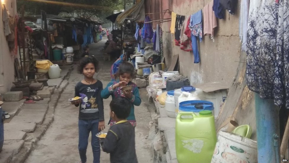दिल्ली की एक झुग्गी-बस्ती दिल्ली की एक झुग्गी-बस्ती