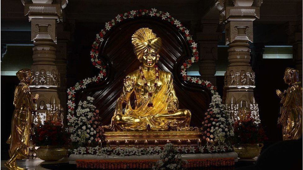 गांधीनगर के अक्षरधाम मंदिर में स्वामीनारायण जी की मूर्ति गांधीनगर के अक्षरधाम मंदिर में स्वामीनारायण जी की मूर्ति