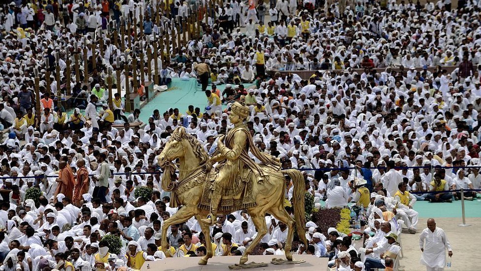 स्वामीनारायण संप्रदाय के संस्थापक सहजानंद स्वामी की घोड़े पर बैठी मूर्ति स्वामीनारायण संप्रदाय के संस्थापक सहजानंद स्वामी की घोड़े पर बैठी मूर्ति