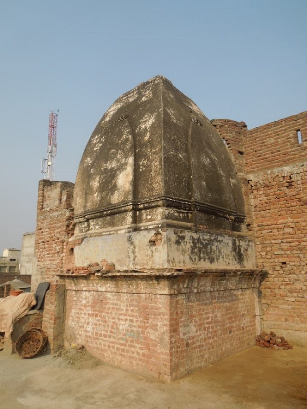 झेलम का एक वीरान मंदिर झेलम का एक वीरान मंदिर