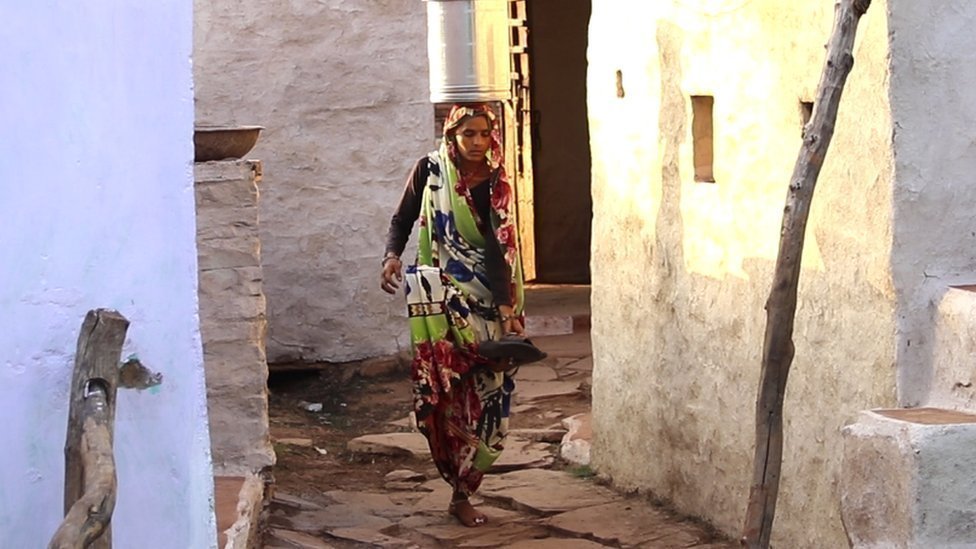 महिला चप्पल उतारते हुए महिला चप्पल उतारते हुए
