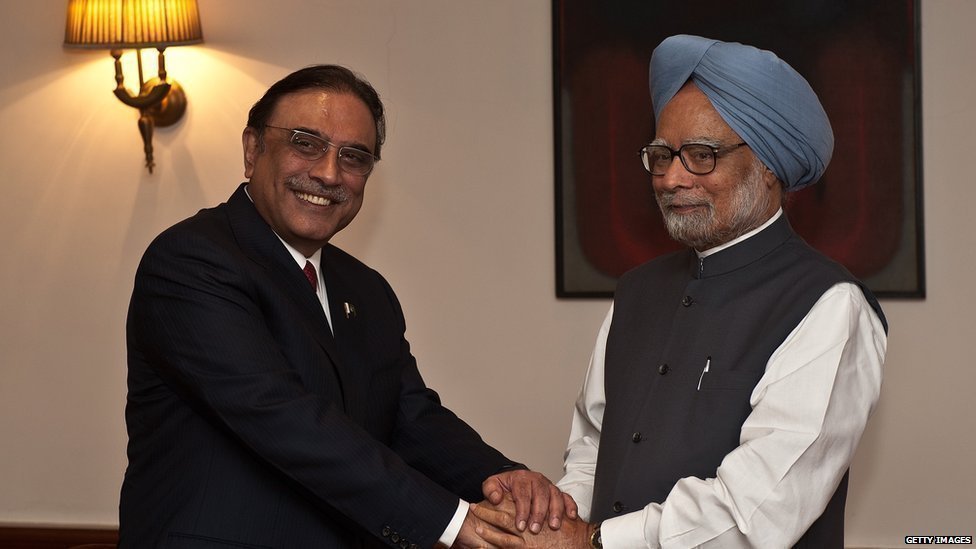 भारत के पूर्व प्रधानमंत्री मनमोहन सिंह पाकिस्तान के पूर्व राष्ट्रपति आसिफ़ अली ज़रदारी के साथ (फाइल फोटो) भारत के पूर्व प्रधानमंत्री मनमोहन सिंह पाकिस्तान के पूर्व राष्ट्रपति आसिफ़ अली ज़रदारी के साथ (फाइल फोटो)