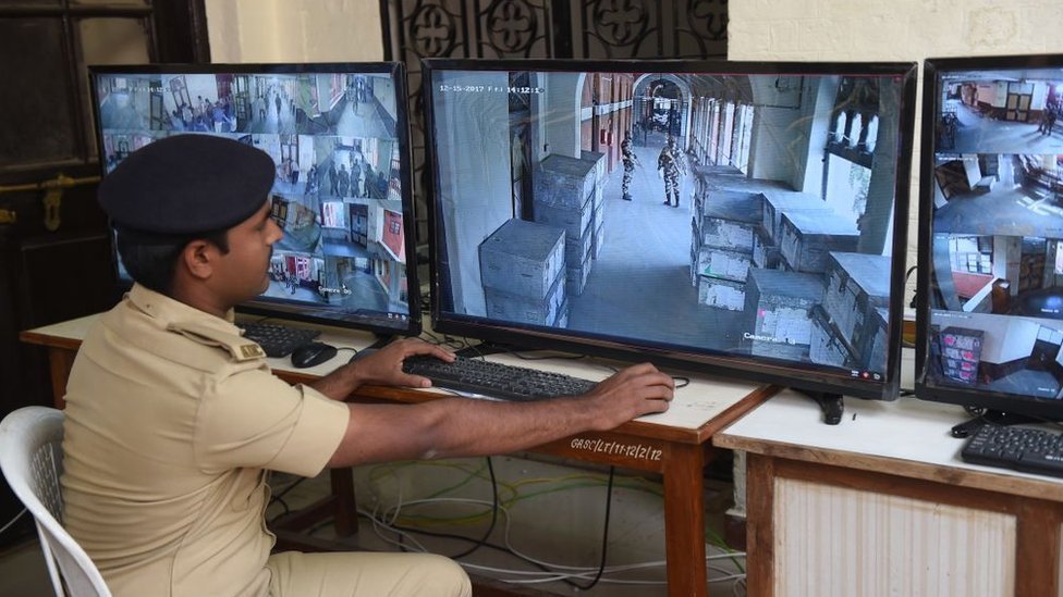 स्ट्रॉन्ग रूम की निगरानी करता पुलिस वाला स्ट्रॉन्ग रूम की निगरानी करता पुलिस वाला