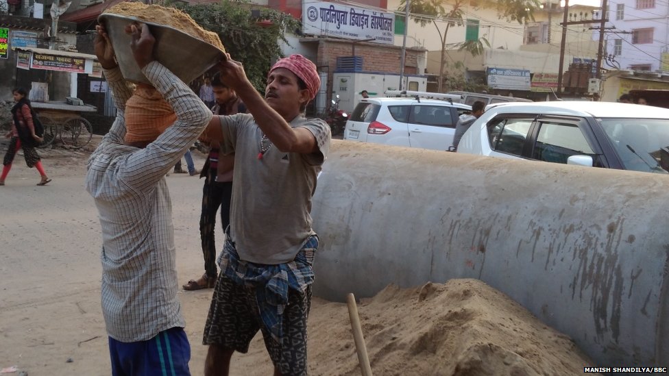 बालू ढोने वाले मजदूर बालू ढोने वाले मजदूर