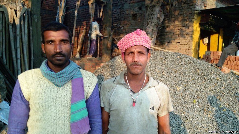 बालू ढोने वाले मजदूर बालू ढोने वाले मजदूर