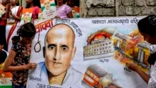 जाधव की परिवार से मुलाक़ात पर क्या कह रहे हैं पाकिस्तानी जाधव की परिवार से मुलाक़ात पर क्या कह रहे हैं पाकिस्तानी