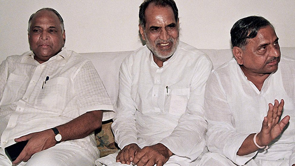 बाएं से शरद पवार, चंद्रशेखर और मुलायम सिंह यादव बाएं से शरद पवार, चंद्रशेखर और मुलायम सिंह यादव