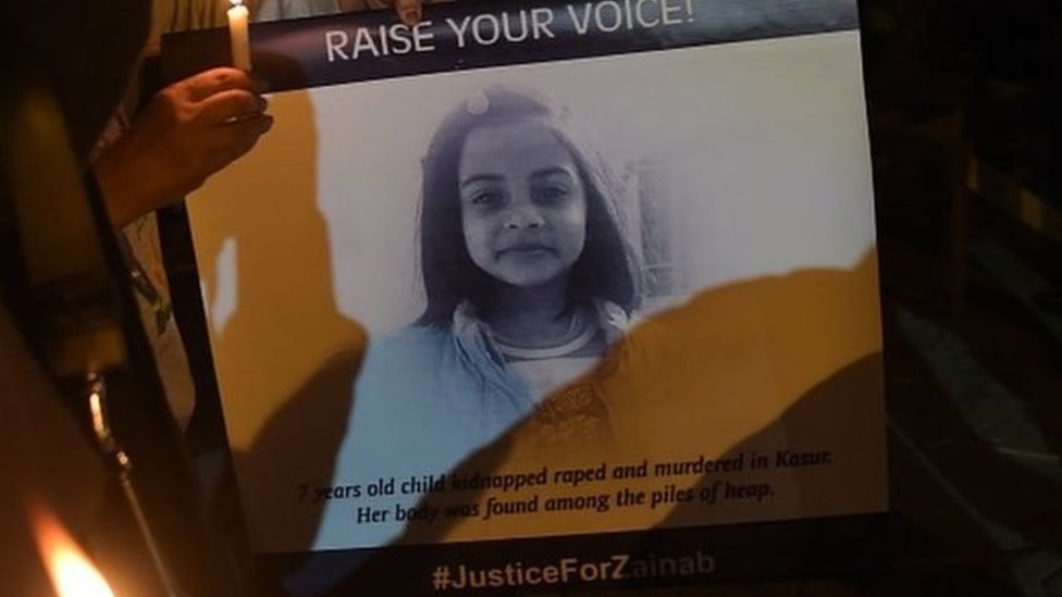 ज़ैनब के लिए इंसाफ़ की मांग करते प्रदर्शनकारी ज़ैनब के लिए इंसाफ़ की मांग करते प्रदर्शनकारी