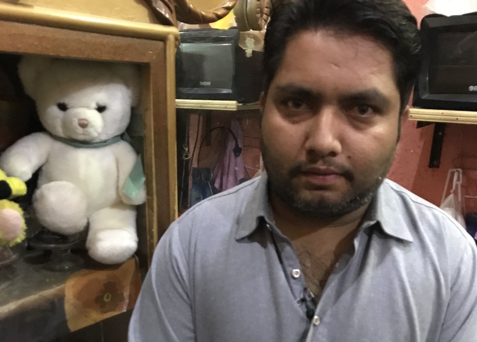 आयशा के पिता आशिफ बाबा ने उस सफ़ेद टेडी बियर को जिसे आयशा ने उन्हें गिफ़्ट के रूप में दिया था संभाल के रखा है आयशा के पिता आशिफ बाबा ने उस सफ़ेद टेडी बियर को जिसे आयशा ने उन्हें गिफ़्ट के रूप में दिया था संभाल के रखा है