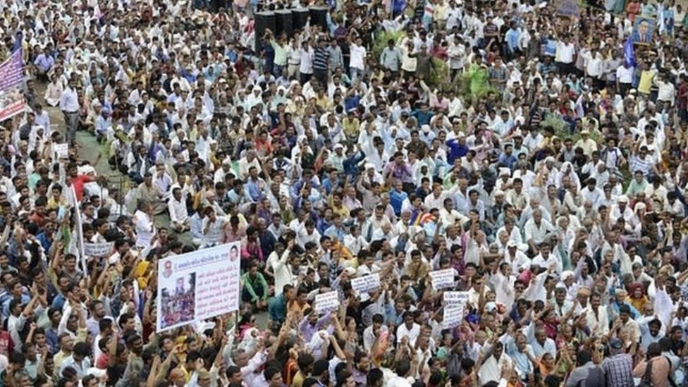 गुजरात के ऊना में चार दलितों की पिटाई के बाद विरोध प्रदर्शन गुजरात के ऊना में चार दलितों की पिटाई के बाद विरोध प्रदर्शन