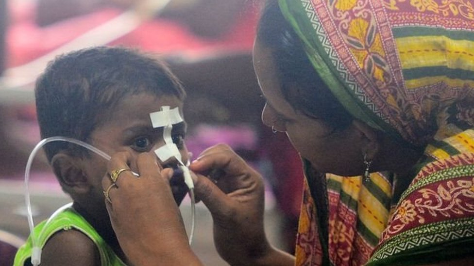 गोरखपुर अस्पताल में दाखिल एक बच्चा गोरखपुर अस्पताल में दाखिल एक बच्चा
