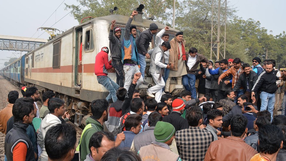 मथुरा में फ़िल्म पद्मावत का विरोध कर रहे लोगों ने ट्रेन रोक ली मथुरा में फ़िल्म पद्मावत का विरोध कर रहे लोगों ने ट्रेन रोक ली