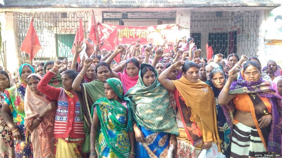 शौचालय अनुदान के लिए प्रदर्शन करती महिलाएं शौचालय अनुदान के लिए प्रदर्शन करती महिलाएं