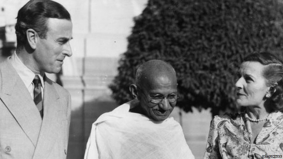 लॉर्ड माउंटबेटन और उनकी पत्नी के साथ मोहनदस करमचंद गांधी लॉर्ड माउंटबेटन और उनकी पत्नी के साथ मोहनदस करमचंद गांधी