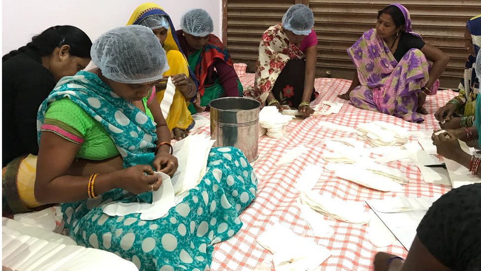 सैनेटरी पैड बनाती आदीवासी महिलाएं सैनेटरी पैड बनाती आदीवासी महिलाएं