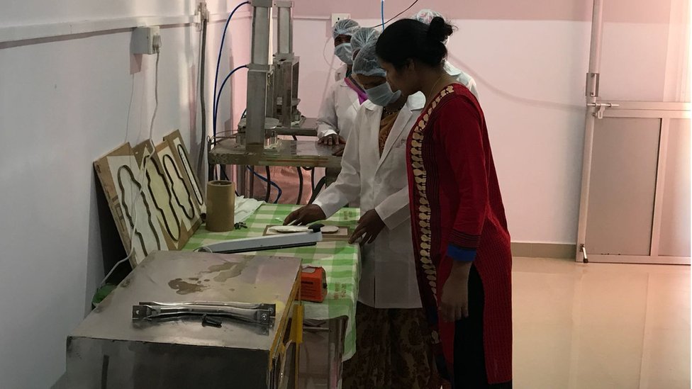 माया विश्वकर्मा पैड्स बनाना सिखाते हुए माया विश्वकर्मा पैड्स बनाना सिखाते हुए