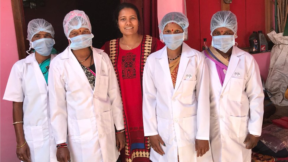 गांव की महिलाओं के साथ माया विश्वकर्मा गांव की महिलाओं के साथ माया विश्वकर्मा