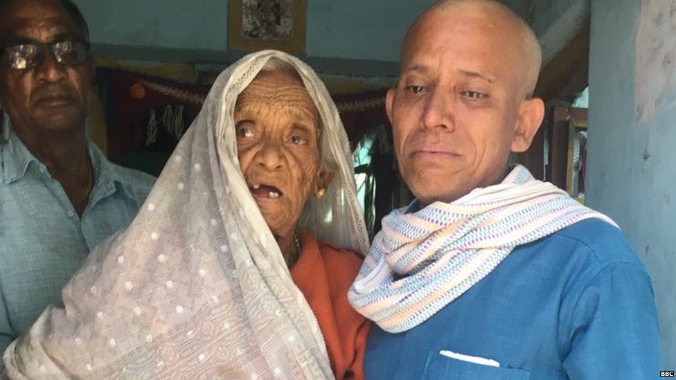 महेश की मां और बड़े भाई रमेश महेश की मां और बड़े भाई रमेश