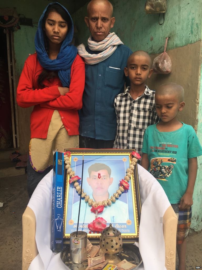 महेश की तस्वीर के साथ उनके तीनों बच्चे और उनके बड़े भाई महेश की तस्वीर के साथ उनके तीनों बच्चे और उनके बड़े भाई