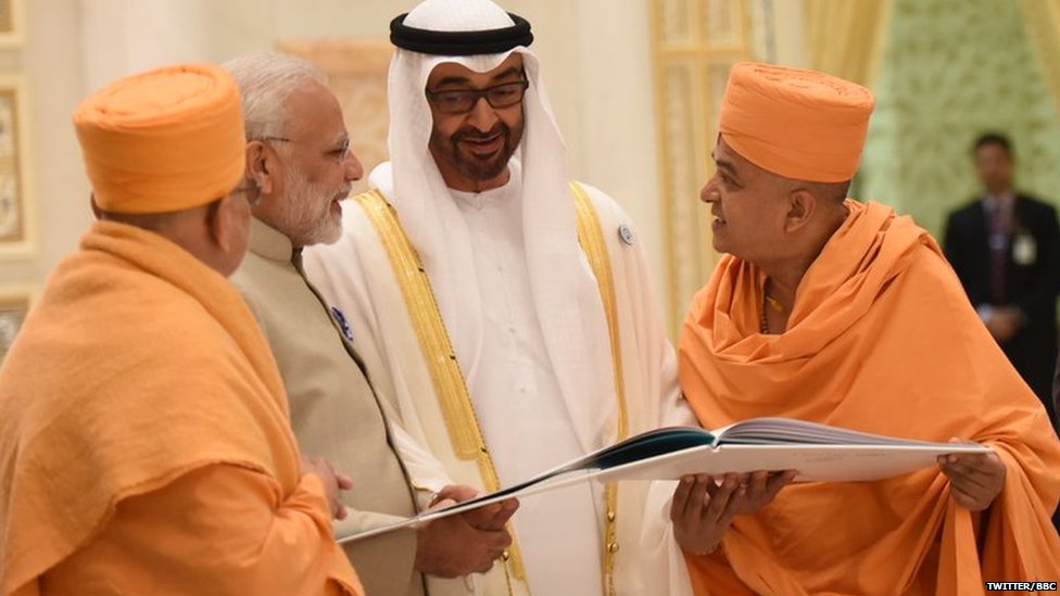 अबू धाबी में मंदिर कमिटी के सदस्य पीएम मोदी और अबू धाबी के क्राउन प्रिंस को मंदिर की बुकलेट दिखाते हुए अबू धाबी में मंदिर कमिटी के सदस्य पीएम मोदी और अबू धाबी के क्राउन प्रिंस को मंदिर की बुकलेट दिखाते हुए