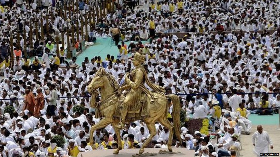 स्वामिनारायण संप्रदाय के संस्थापक सहजानंद स्वामी की घोड़े पर बैठी मूर्ति स्वामिनारायण संप्रदाय के संस्थापक सहजानंद स्वामी की घोड़े पर बैठी मूर्ति