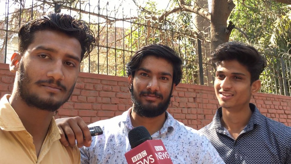 डीयू में पढ़ने वाले विकास और ललित को लगता है कि आजकल बहुत सी लड़कियां प्यार को लेकर गंभीर नहीं रहीं. डीयू में पढ़ने वाले विकास और ललित को लगता है कि आजकल बहुत सी लड़कियां प्यार को लेकर गंभीर नहीं रहीं.