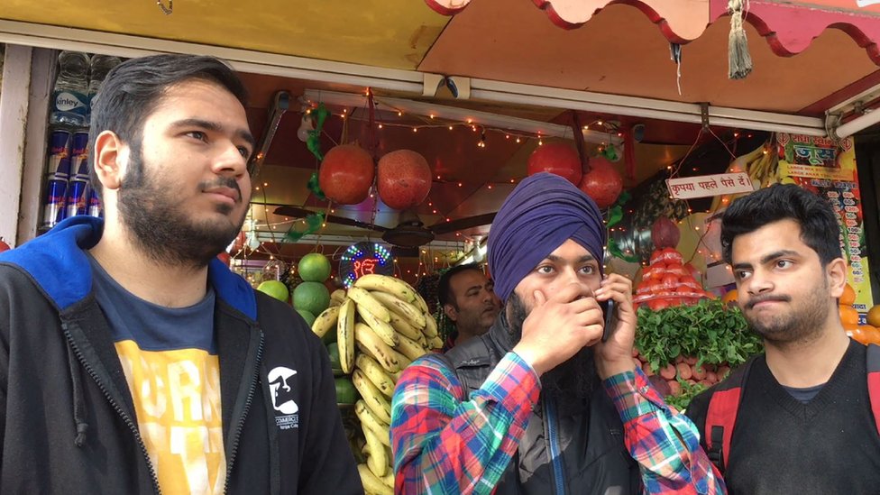 रामजस कॉलेज में पढ़ने वाले मौर्य वर्मा का मानना है कि आजकल समय बदल गया है और लड़कियां भी अब काफ़ी चिल्ड आउट हैं. रामजस कॉलेज में पढ़ने वाले मौर्य वर्मा का मानना है कि आजकल समय बदल गया है और लड़कियां भी अब काफ़ी चिल्ड आउट हैं.