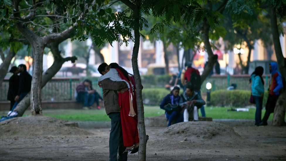 पार्क में मिलते जोड़े पार्क में मिलते जोड़े