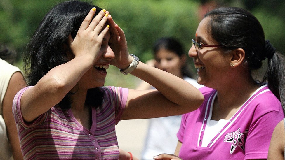 हंसती हुई लड़कियां हंसती हुई लड़कियां