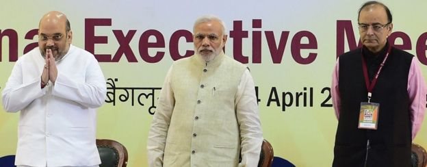 नरेंद्र मोदी और यशवंत सिन्हा नरेंद्र मोदी और यशवंत सिन्हा
