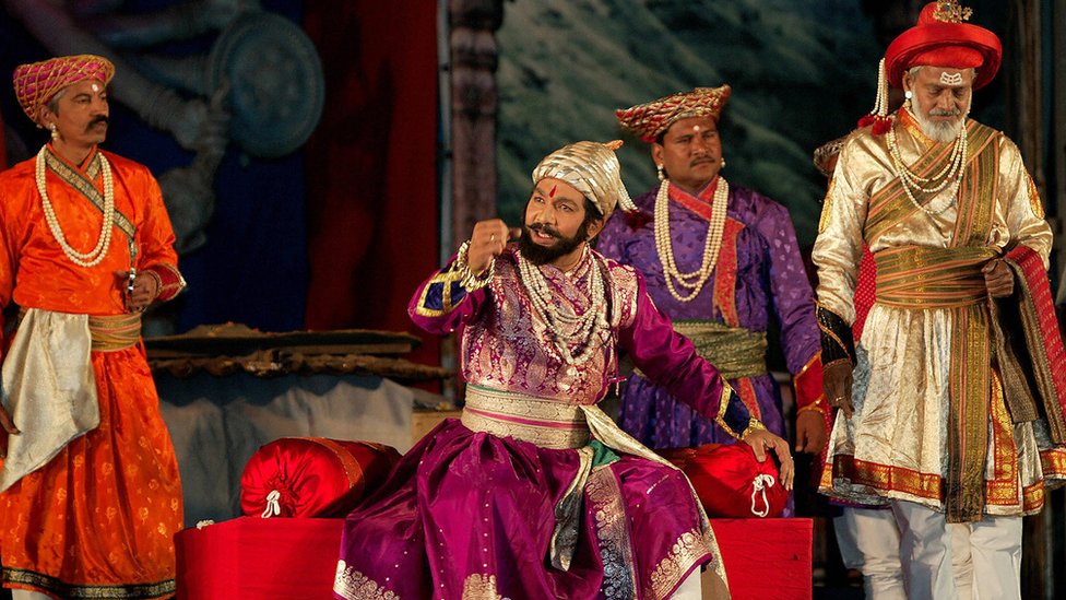 पुरंदरे के नाटक 'जाणता राजा' का एक दृष्य पुरंदरे के नाटक 'जाणता राजा' का एक दृष्य