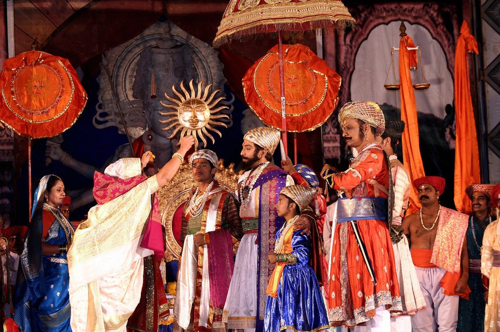 पुरंदरे के नाटक 'जाणता राजा' का एक दृश्य पुरंदरे के नाटक 'जाणता राजा' का एक दृश्य