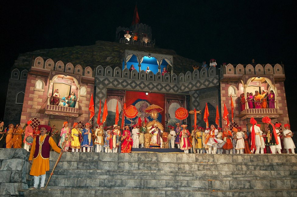 पुरंदरे के नाटक 'जाणता राजा' का दृष्य पुरंदरे के नाटक 'जाणता राजा' का दृष्य