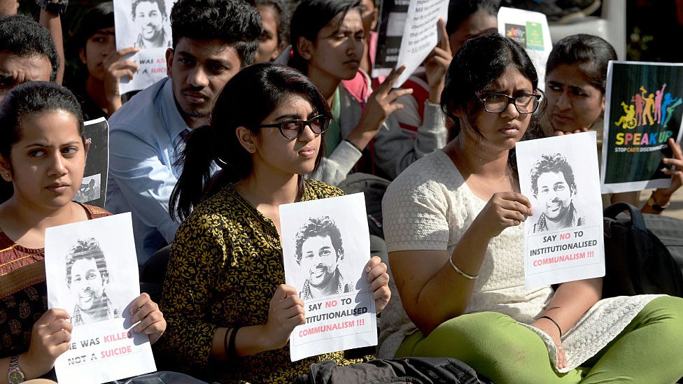 दलित छात्र रोहित वेमुला की आत्महत्या के बाद प्रदर्शन दलित छात्र रोहित वेमुला की आत्महत्या के बाद प्रदर्शन