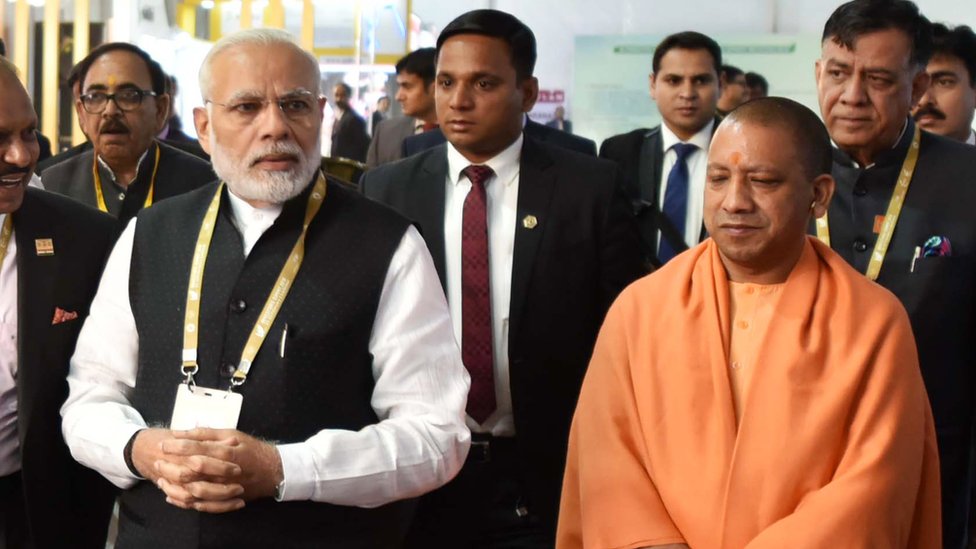 योगी आदित्यनाथ के साथ पीएम नरेंद्र मोदी योगी आदित्यनाथ के साथ पीएम नरेंद्र मोदी