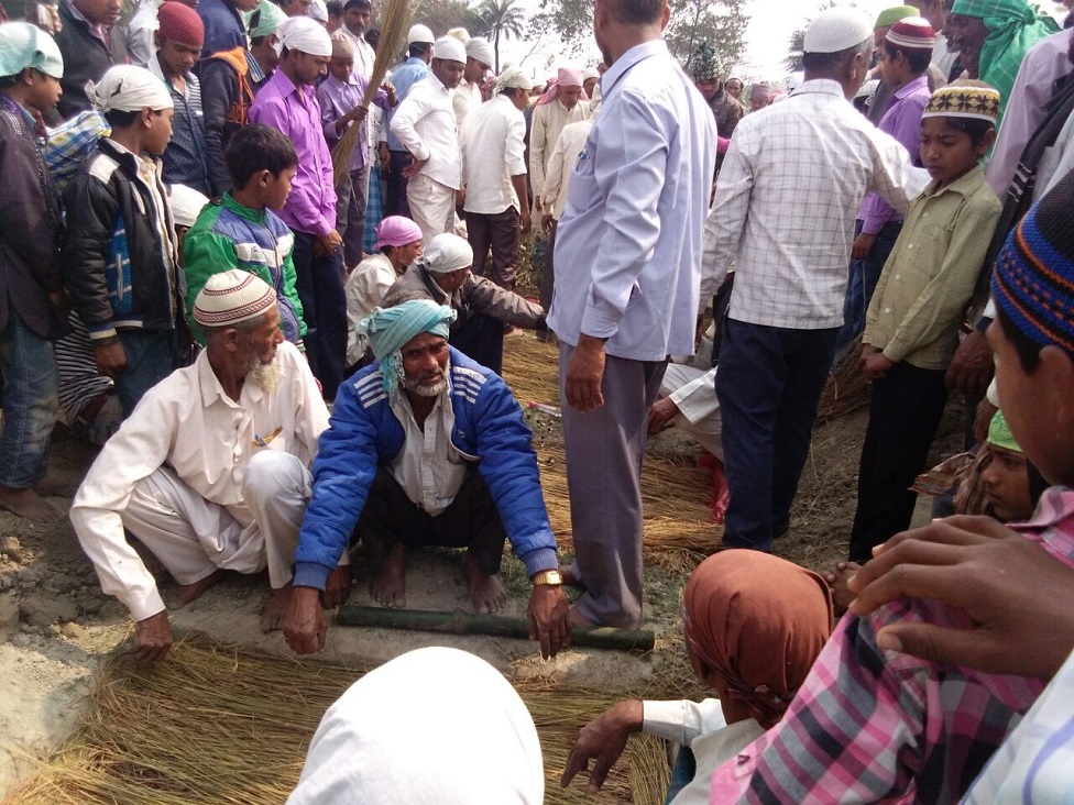 जनाजे के लिए इकट्ठा हुए लोग जनाजे के लिए इकट्ठा हुए लोग