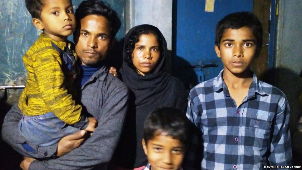 अनरावुल हक़ अपने परिवार के साथ, हादसे में उनकी बेटी नुसरत की मौत हो गई अनरावुल हक़ अपने परिवार के साथ, हादसे में उनकी बेटी नुसरत की मौत हो गई
