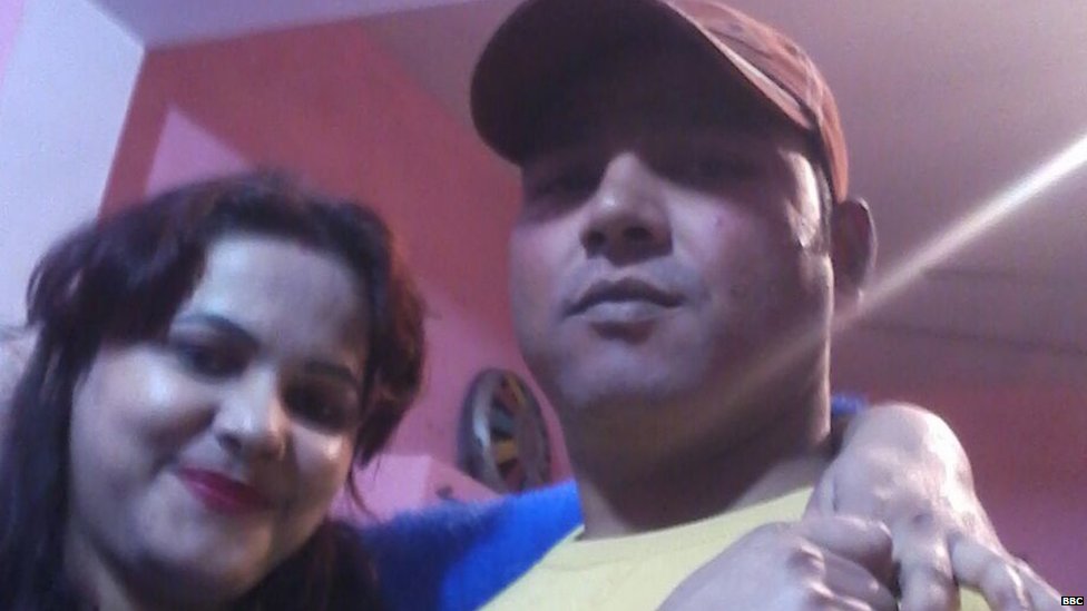 अपने पति राहत के साथ सुरभि अपने पति राहत के साथ सुरभि