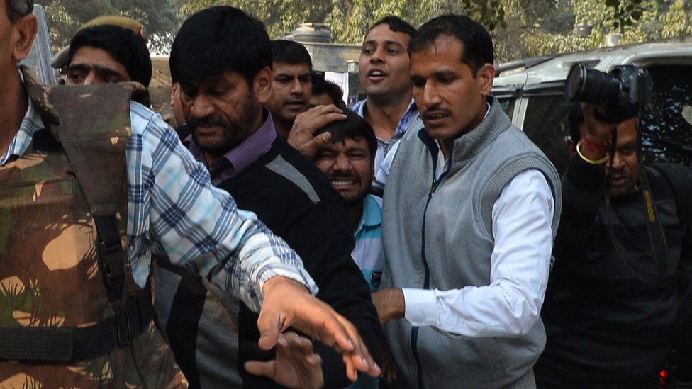17 फ़रवरी 2016 को कन्हैया कुमार को पटियाला कोर्ट में पेशी के लिए ले जाती पुलिस 17 फ़रवरी 2016 को कन्हैया कुमार को पटियाला कोर्ट में पेशी के लिए ले जाती पुलिस