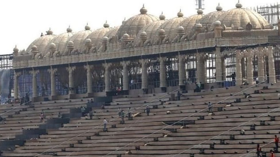 यमुना किनारे कार्यक्रम के लिए बना मंच यमुना किनारे कार्यक्रम के लिए बना मंच
