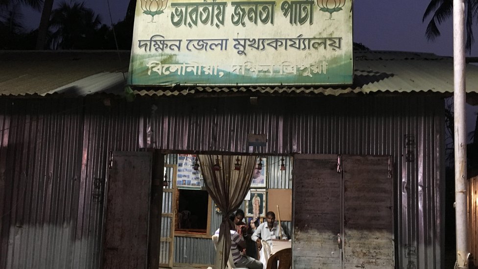 त्रिपुरा में लेनिन की मूर्ति ढहाई गई त्रिपुरा में लेनिन की मूर्ति ढहाई गई