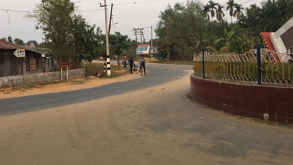 त्रिपुरा में लेनिन की मूर्ति ढहाई गई त्रिपुरा में लेनिन की मूर्ति ढहाई गई