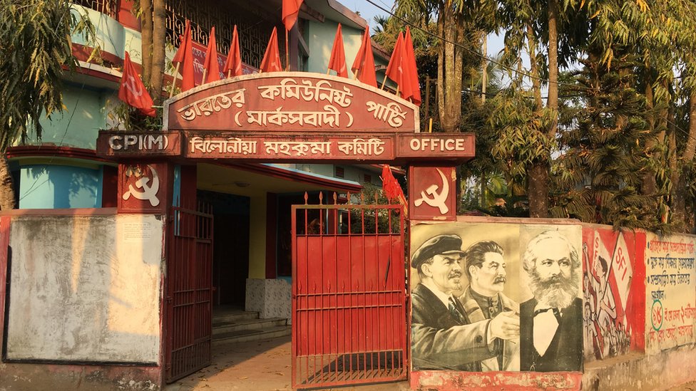 त्रिपुरा में लेनिन की मूर्ति ढहाई गई त्रिपुरा में लेनिन की मूर्ति ढहाई गई