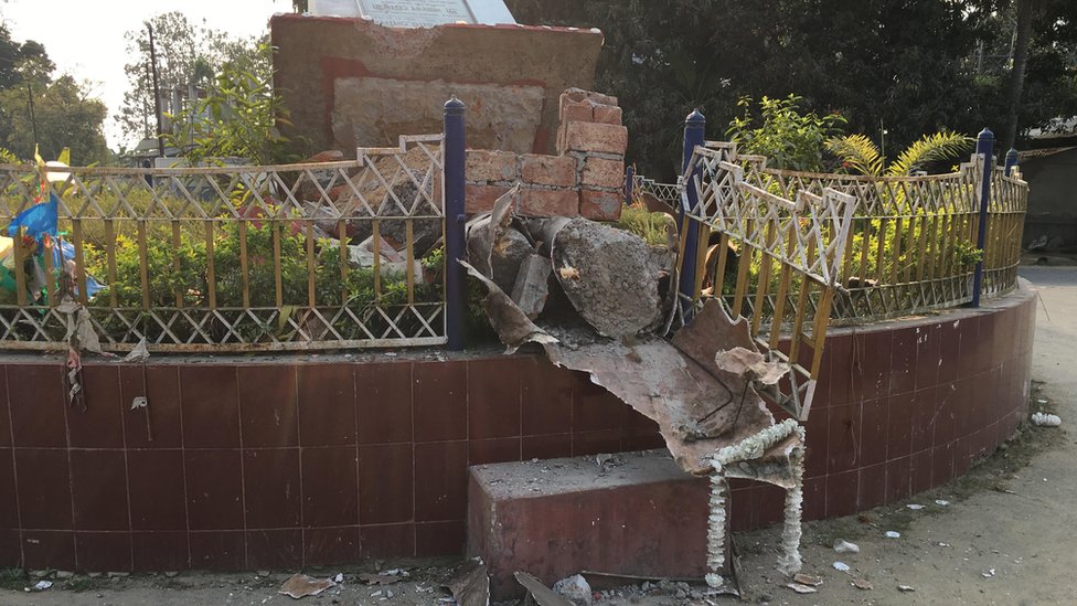 त्रिपुरा में लेनिन की मूर्ति ढहाई गई त्रिपुरा में लेनिन की मूर्ति ढहाई गई