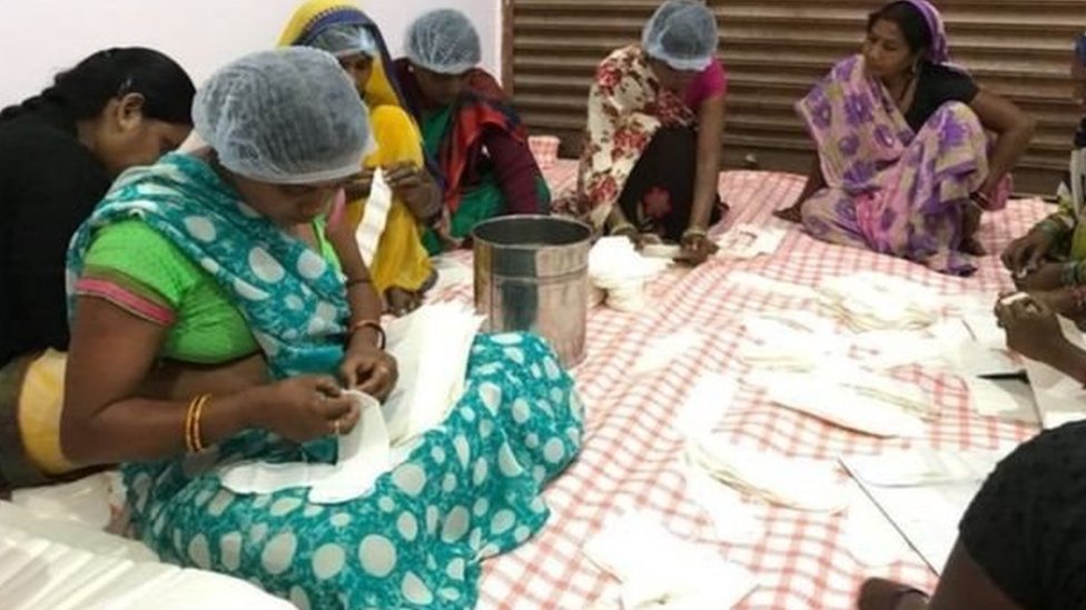 सैनिटरी पैड बनाती महिलाएं सैनिटरी पैड बनाती महिलाएं