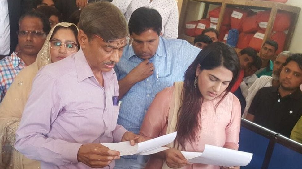 शपथ लेते हुए शहनाज़ खान शपथ लेते हुए शहनाज़ खान