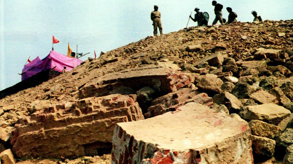 6 दिसंबर 1992 को अयोध्या में ढहाई गई थी बाबरी मस्जिद, जिससे पूरे देश में हंगामा शुरू हो गया था 6 दिसंबर 1992 को अयोध्या में ढहाई गई थी बाबरी मस्जिद, जिससे पूरे देश में हंगामा शुरू हो गया था