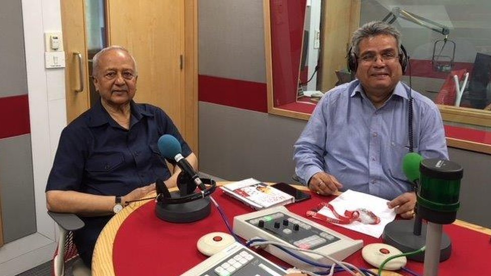 रक्षा सचिव के पद से रिटायर हुए योगेंद्र नारायण बीबीसी दफ़्तर में रेहान फ़ज़ल के साथ रक्षा सचिव के पद से रिटायर हुए योगेंद्र नारायण बीबीसी दफ़्तर में रेहान फ़ज़ल के साथ