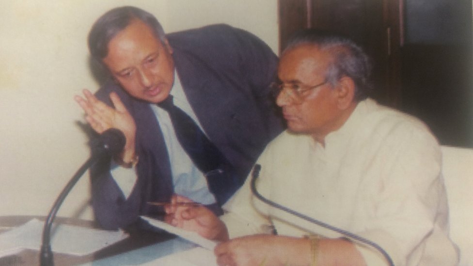 मुख्यमंत्री कल्याण सिंह के साथ योगेंद्र नारायण मुख्यमंत्री कल्याण सिंह के साथ योगेंद्र नारायण